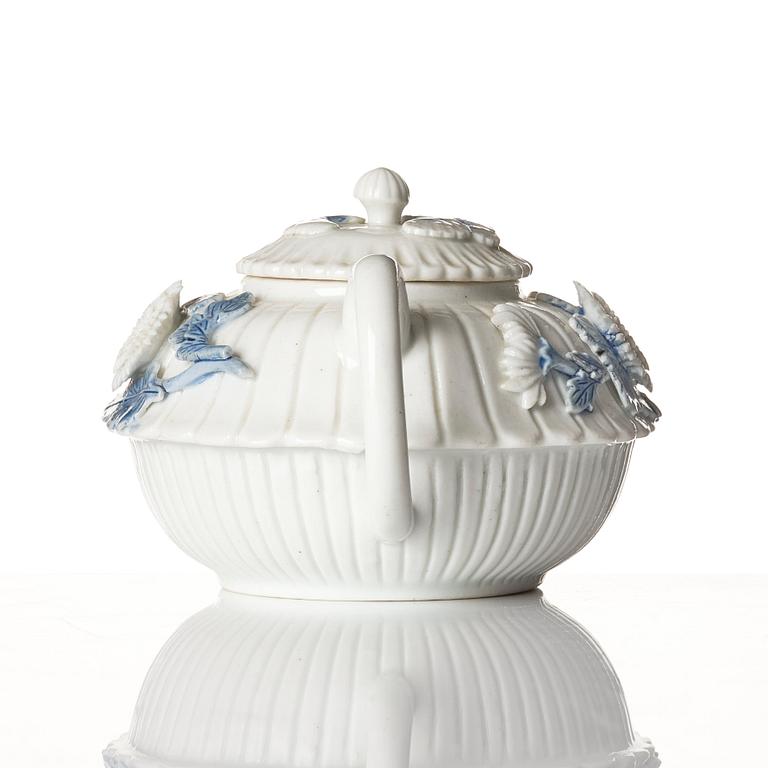 A blue and white tea pot with cover, Qing dynasty, Kangxi (1662-1722).