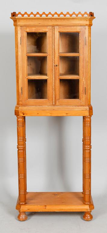 VITRINSKÅP, 1900-tal.