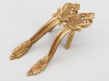 GARDINOMTAG. ett par, förgylld mässing, empire stil omkr sekelskigtet 1900.