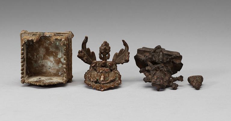 BUDDHOR, 3 st samt TRON, brons. Indien, 16/1700-tal.