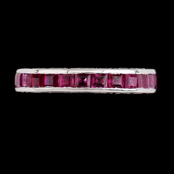 RING, 18K vitguld, fasettslipade rubiner.