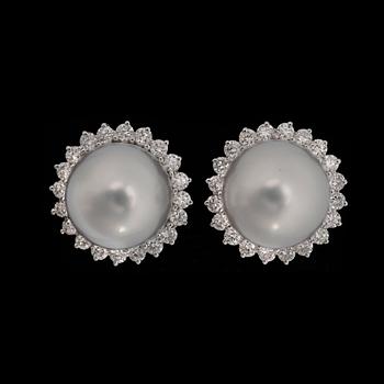 17. A pair of cultured South sea pearl earrings set with brilliant cut diamonds, tot. app. 0.80 cts.