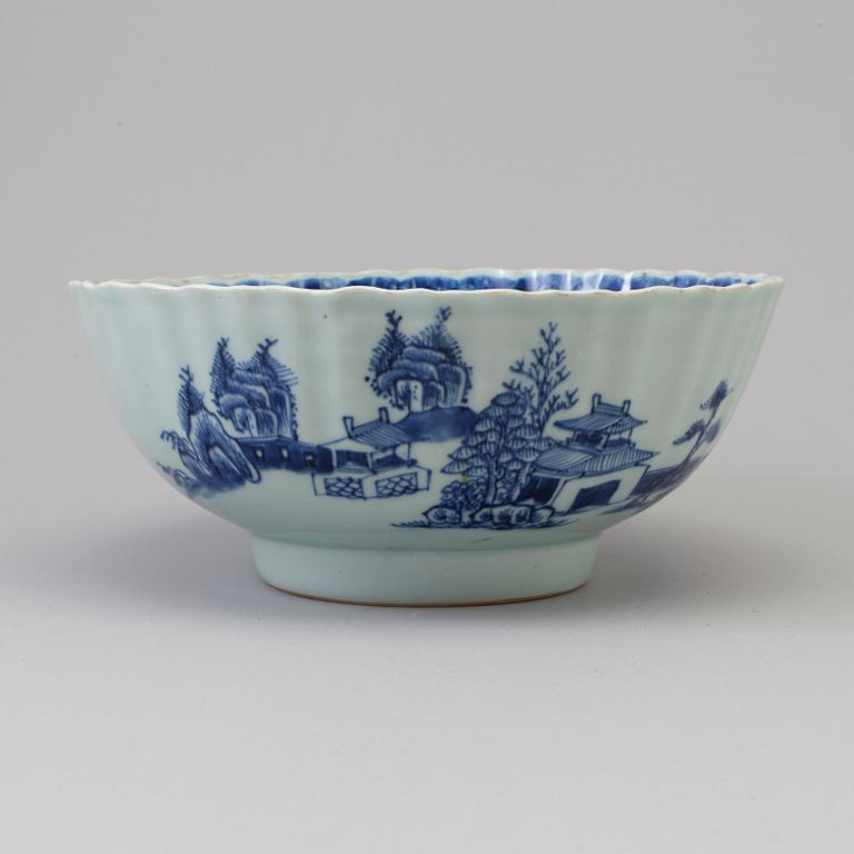 A blue and white export porcelain bowl, Qing dynasty, Qianlong (1736-95).