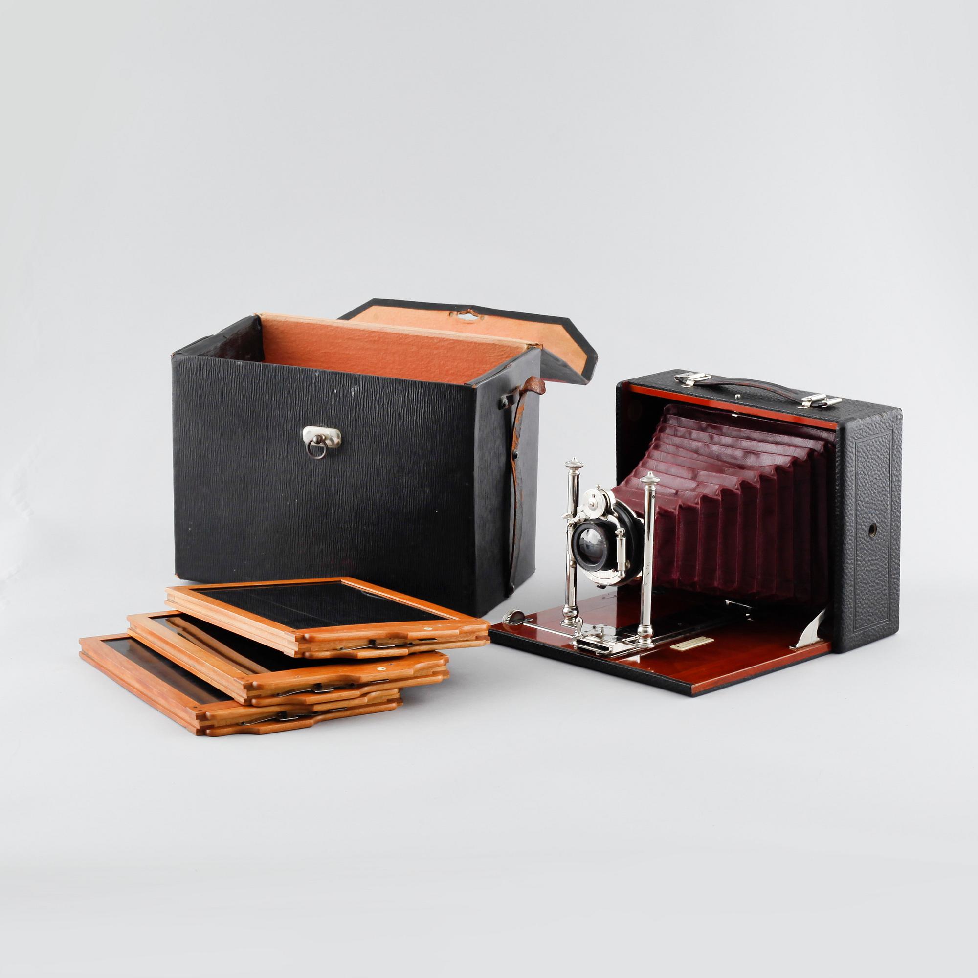 A foldable camera by Dr. Lüttke & Arndt Wandsbek, Germany, first half of the 20th century.