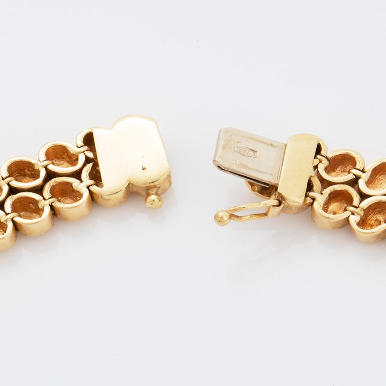 An 18K gold necklace and bracelet.