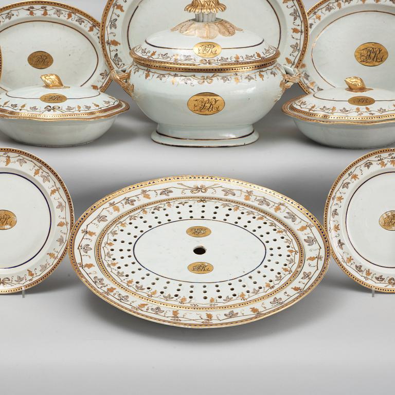 An enamelled and gold dinner service 65 pieces, Qing dynasty, Jiaqing (1796-1820).