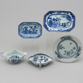 Five Chinese porcelain pieces, Qing Dynasty, Qianlong (1736-1795).