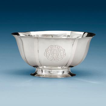 833. A Danish 18th century silver bowl, marks of Asmus Fridrich Holling, Copenhagen 1730.
