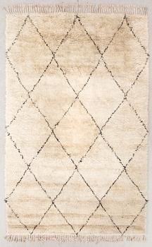 A Moroccan carpet approx 293x203 cm.
