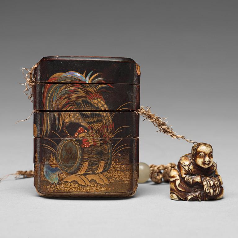 INRO, lack samt NETSUKE, ben. Japan, Meiji (1868-1912).