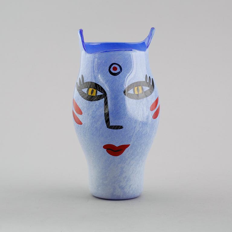 VAS, glas, Ulrica Hydman-Vallien, Kosta Boda, signerad.