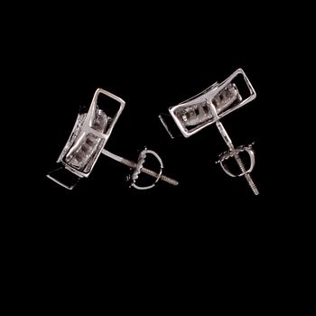 ÖRHÄNGEN, ett par, 14k vitguld med prinsesslipde diamanter, totalt ca 1.50 ct, utländska stämplar. Vikt 3 g.