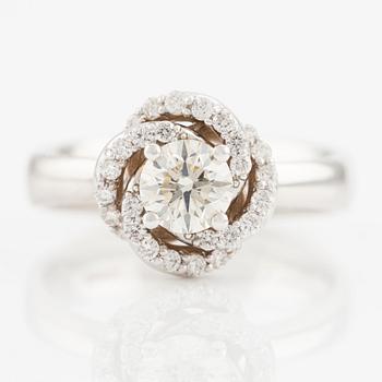 A ring in 18K white gold with round brilliant-cut diamonds.