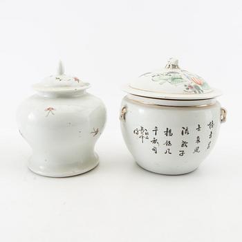Lock urns 3 pcs and bowl with lid China 20th century porcelain.