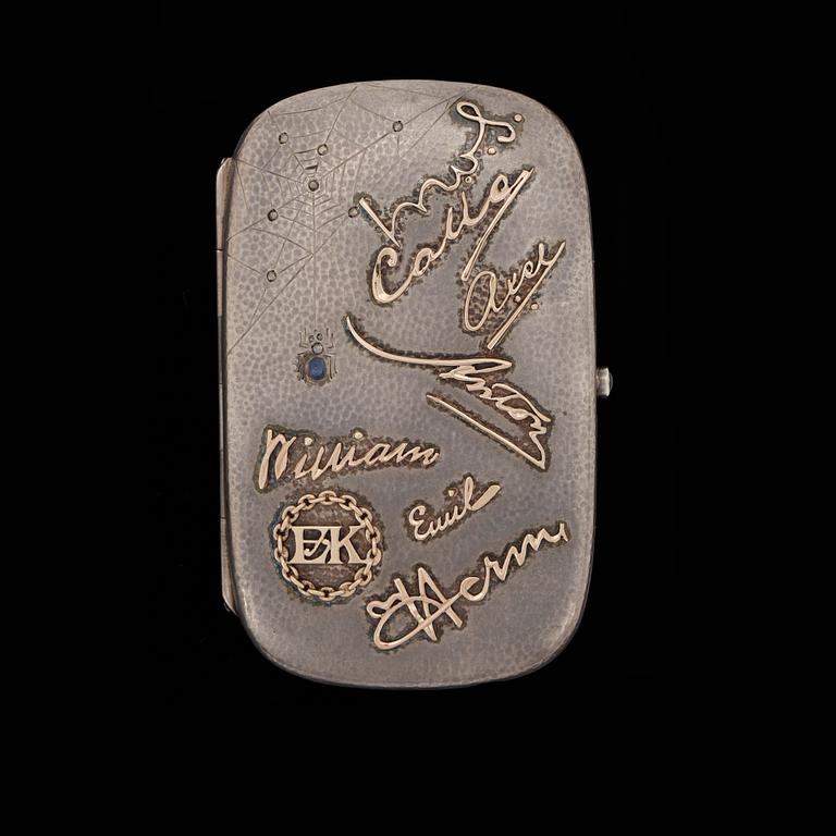 CIGARETTETUI, silver med gulddekor och stenar, 1900-talets första hälft. Vikt 81,2g.