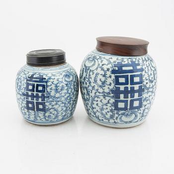 A set of two Chinese porcelan jars with lid 19th/20th century.