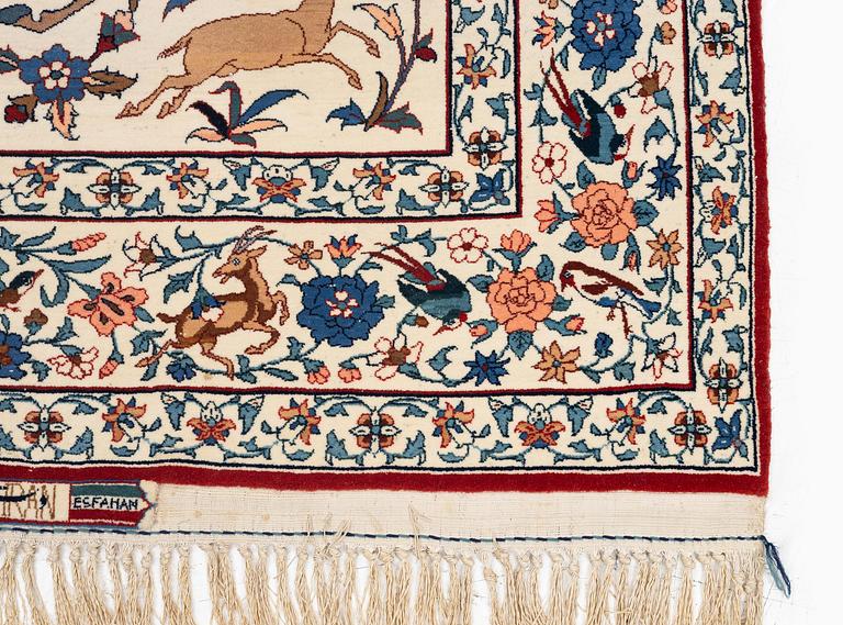 Matta, semiantik Isfahan, centrala Persien, signerad (Sadegh) Seirafian, ca 174 x 113 cm.