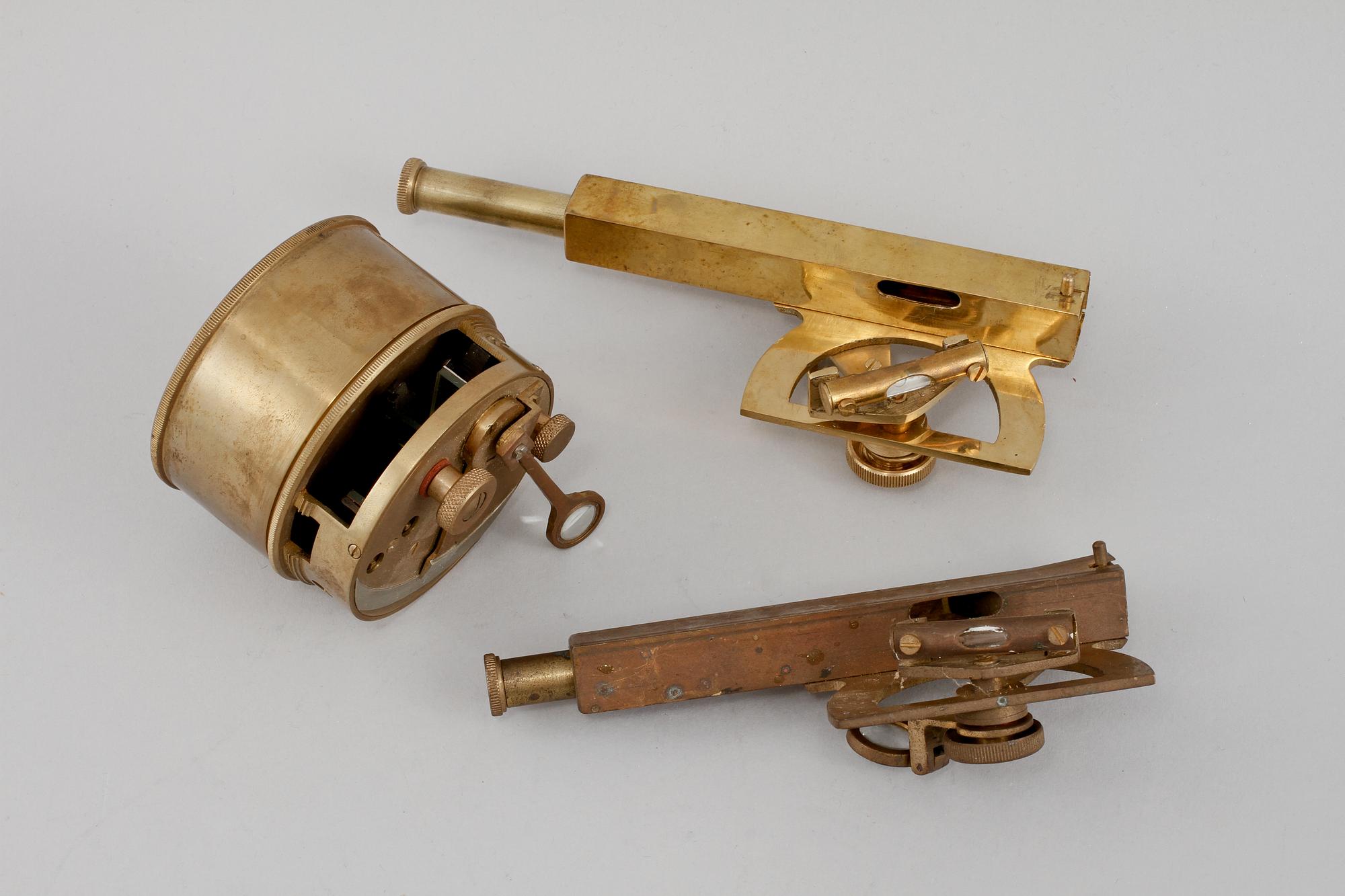 FICKSEXTANT SAMT HÖJDMÄTARE, 2 st, mässing, 1900-talets första hälft.