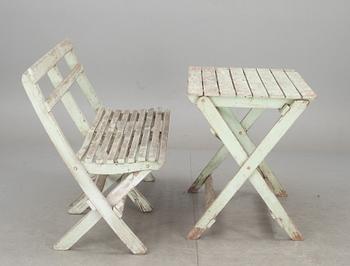 TRÄGÅRDSSOFFA MED BORD. 1900-tal.