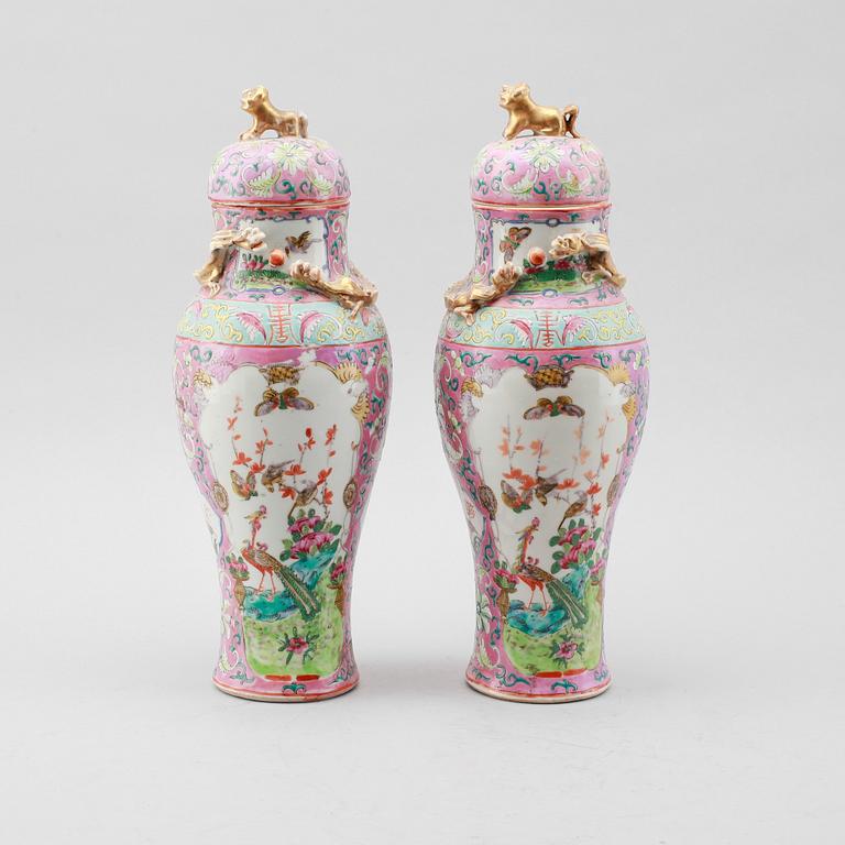 A PAIR OF VASES with lids, porcelain, China, late Qing, 19th century.