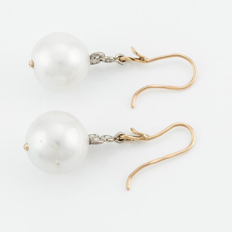 Earrings with cultured freshwater pearls and brilliant-cut diamonds.