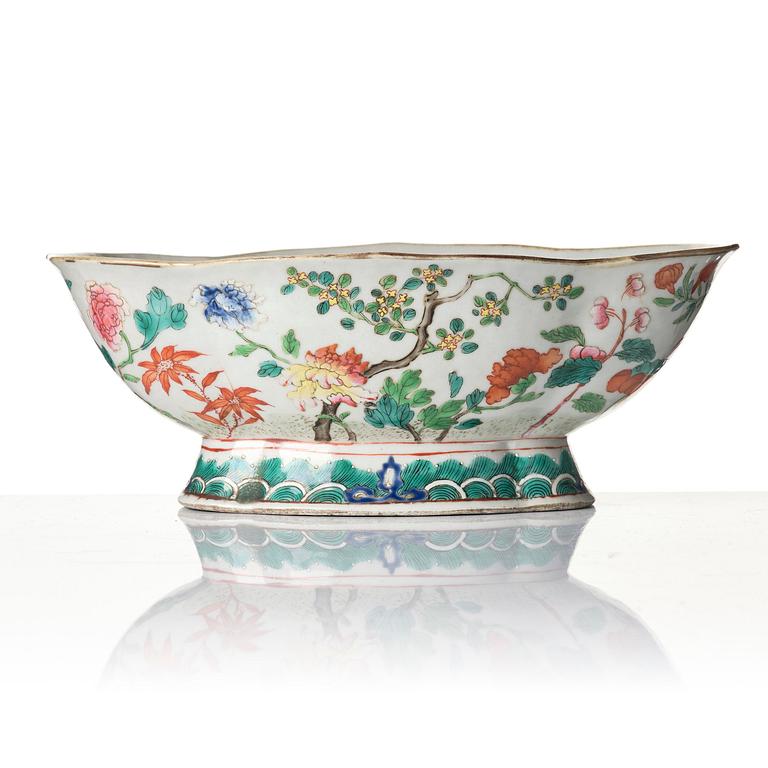 A group of three famille rose dishes, late Qing dynasty.