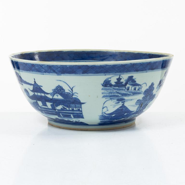 Bålskål, porslin, Kina, Jiaqing (1796-1822).