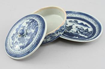 SMÖRTERRIN med FAT, porslin, Kina, 1800-tal.