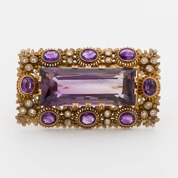 BROCSH, med fasettslipade ametister samt old-mine diamanter, sent 1700-tal.