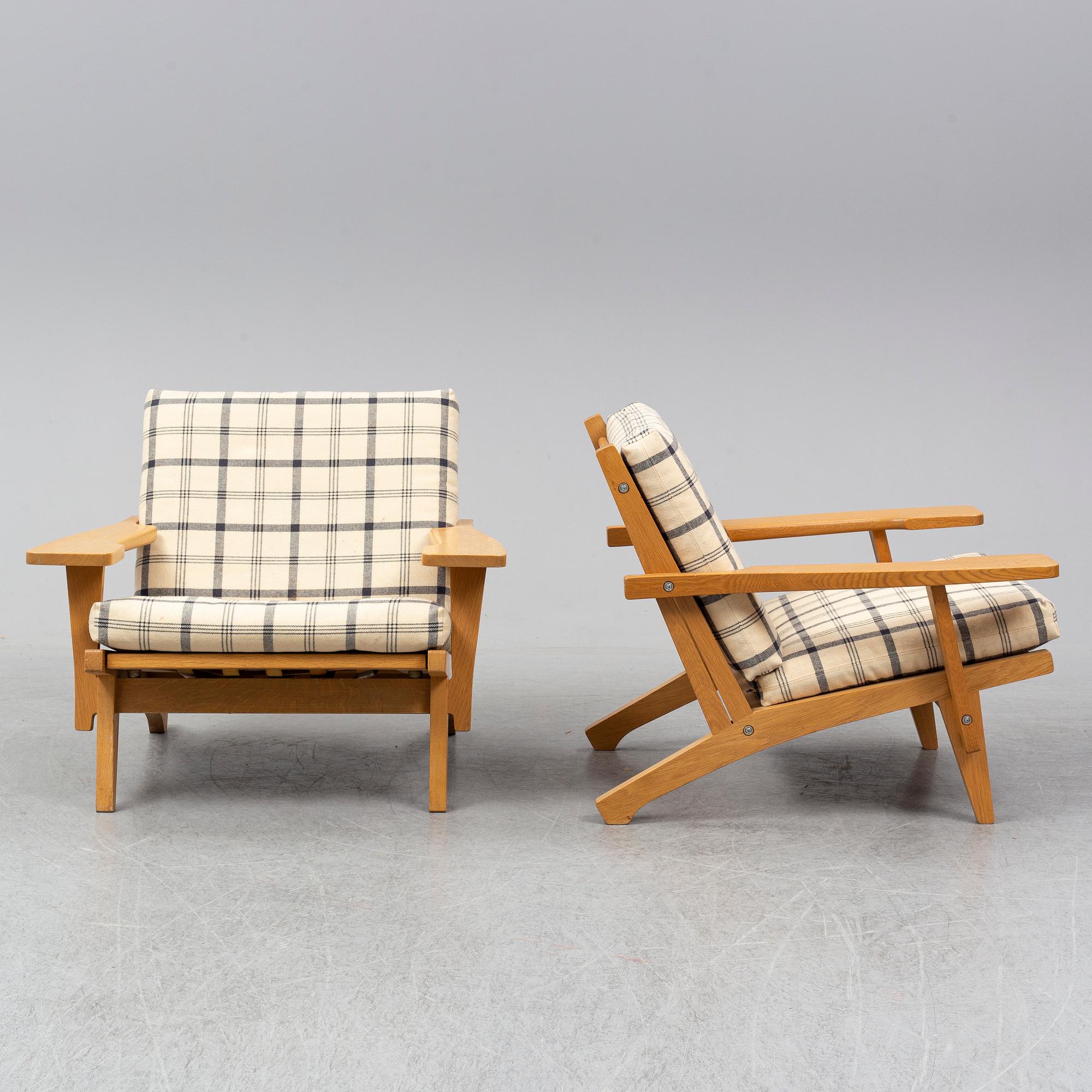 HANS J WEGNER, a pair of oak easy chairs, Getama, Denmark.