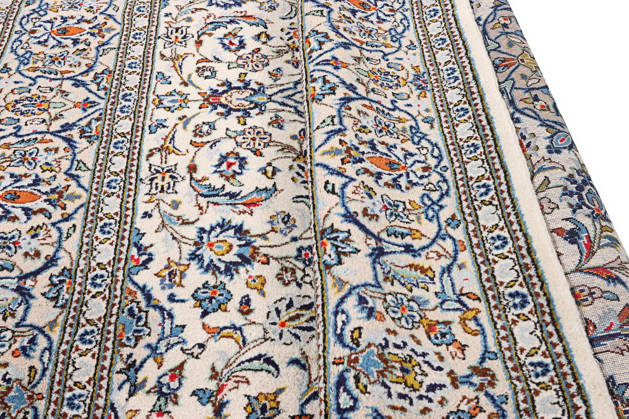 A Kashan carpet, c. 306 x 200 cm.