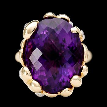 236. An amethyst and diamond ring, tot. app .0.20 cts.