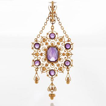 Collier med fasettslipade ametister och pärlor.