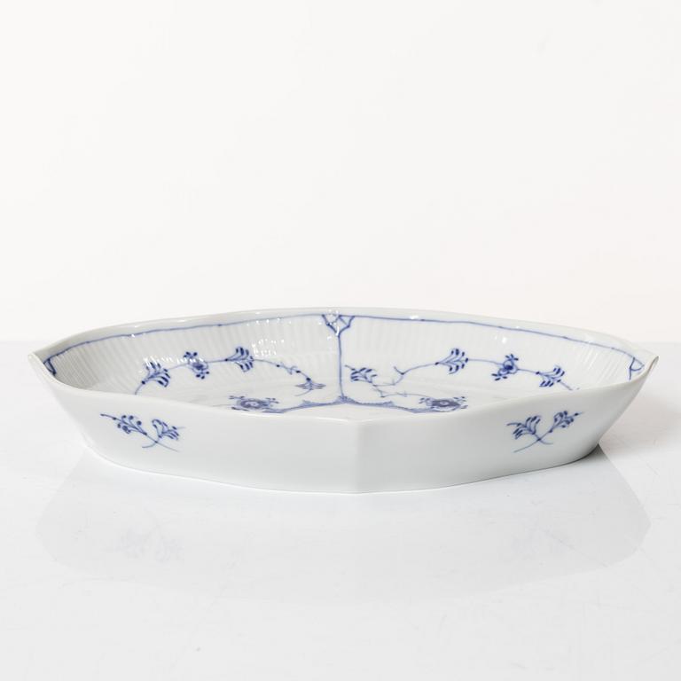 Royal Copenhagen, mat-, kaffe- och teservis, 88 delar, "Musselmalet", Danmark, 1800-1900-tal.