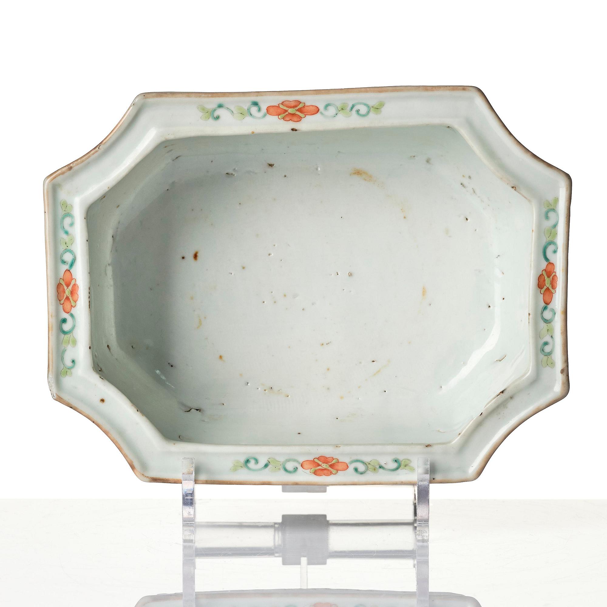 A famille rose flower pot, Qing dynasty, 19th century.