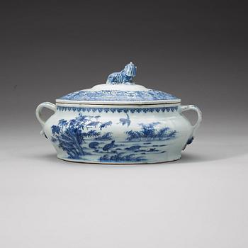 A blue and white tureen with cover, Qing dynasty, Qianlong (1736-95).