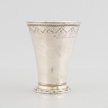Bägare, silver, Sverige 1700-tal, med kastmynt från Adolf Fredriks kröning.