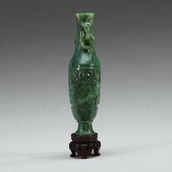 A arcaistic nephrite vase, late Qing dynasty (1644-1912).