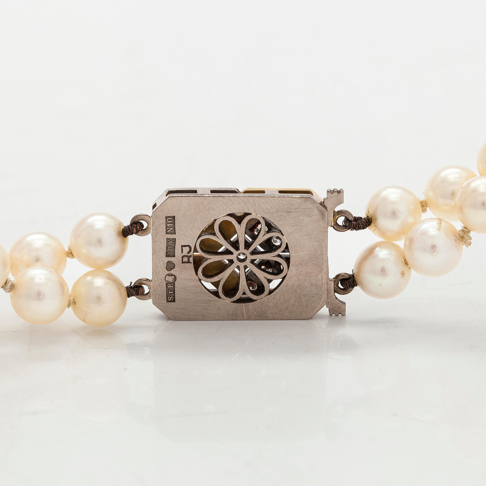 Pärlcollier, lås 18K guld med diamanter. St Eriks Silversmedja, Stockholm, 1987.