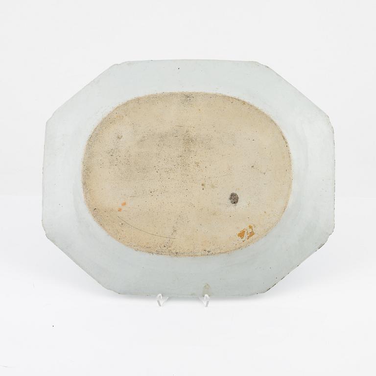 Stekfat, porslin, Kina, Qingdynastin, Qianlong (1736-95).