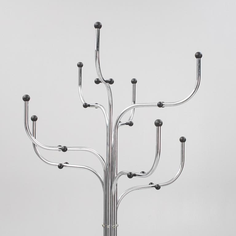 Sidse Werner, tamburmajor, "Coat Tree", Fritz Hansen, Danmark.