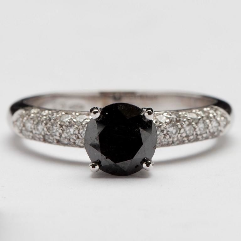 RING, vitguld 18K, svart diamant 1,15 ct, små diamanter tot. 0,40 ct. Vikt 3,5 g.