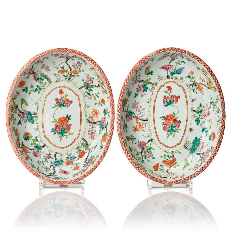 A pair of famille rose dishes, Qing dynasty, 19th Century.