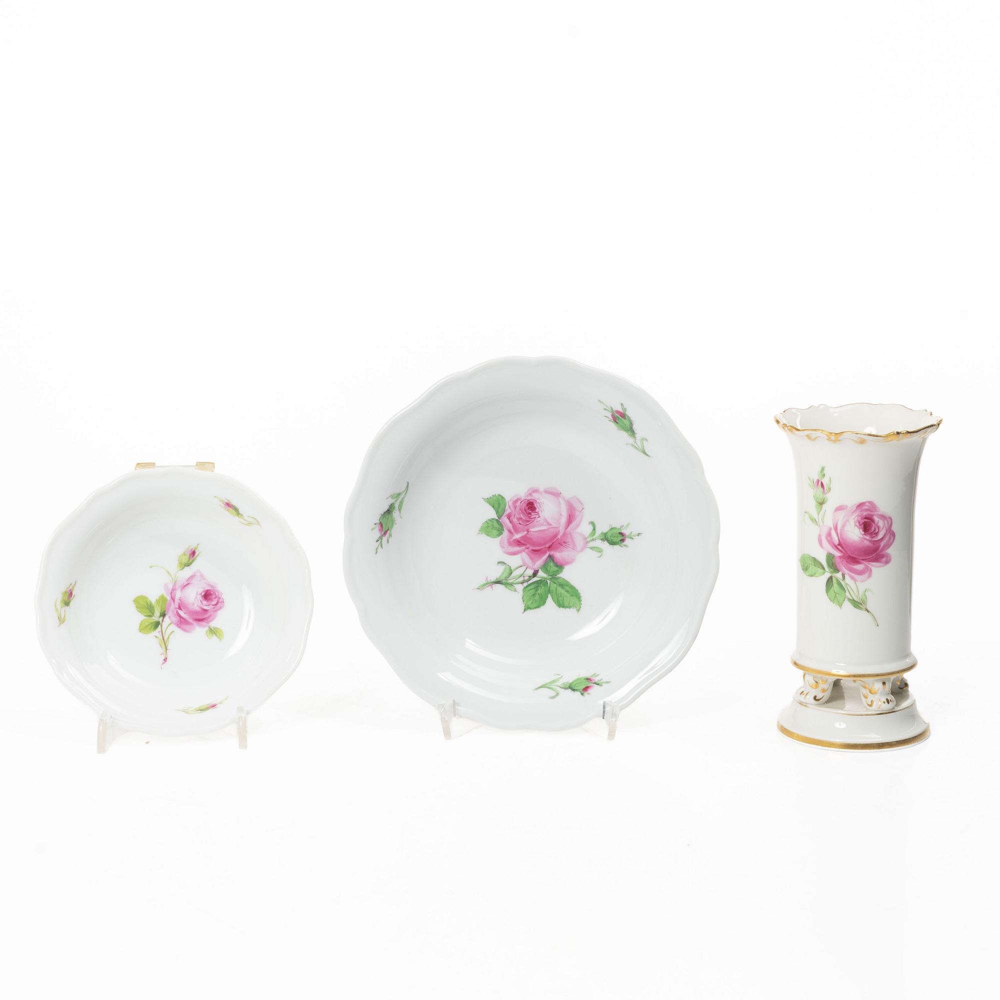 Meissen, Tea and coffee service, approx. 93 pieces, porcelain, “Meissen Rose” (Rote Rose/Meissener Rose).