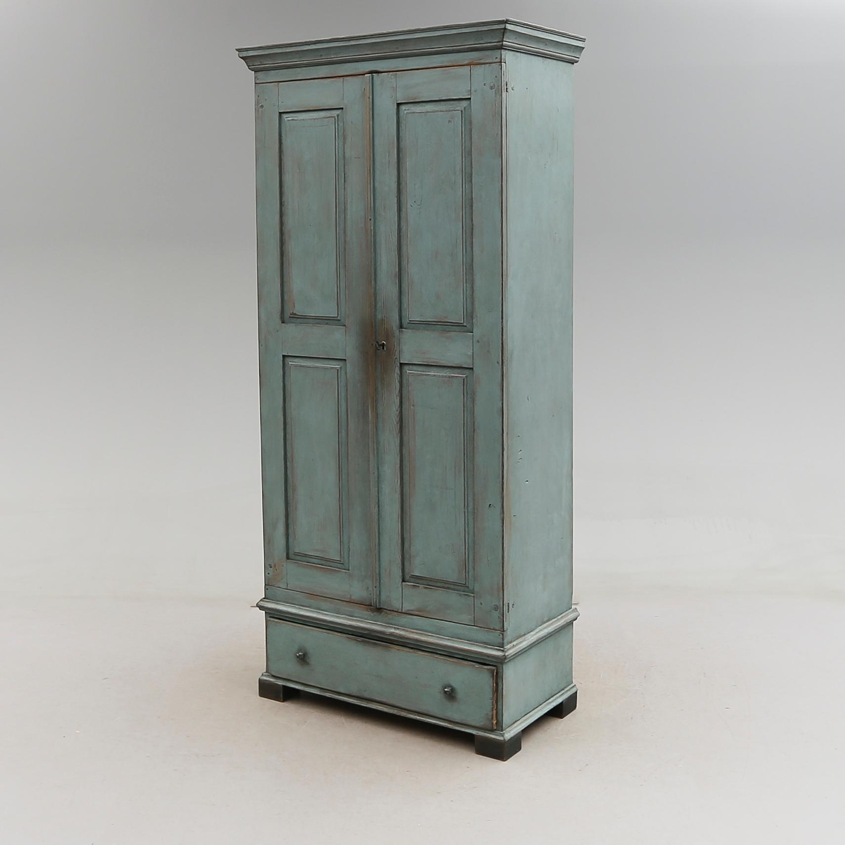 KLÄDSKÅP, 1800-talets första hälft.