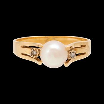 Ring 18K gold with a cultured pearl and round single-cut diamonds.