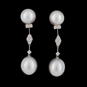 185. EARRINGS, cultured South Sea pearls and brilliant cut diamonds, tot. 0.75 cts.