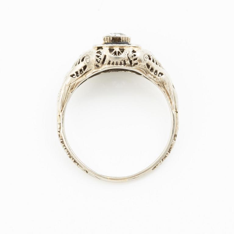 Ring, 18K vitguld med gammalslipad diamant och blå stenar.