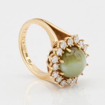 Ring in 18K gold with cabochon-cut cat's eye chrysoberyl and round brilliant-cut diamonds.