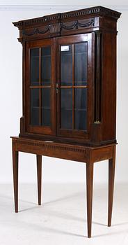 ÖVERSKÅP samt BENSTÄLLNING, 1700/1800-tal.